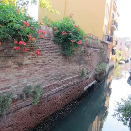 Charming Flat With Terrace Over The Canal Apartment Venice Ngoại thất bức ảnh